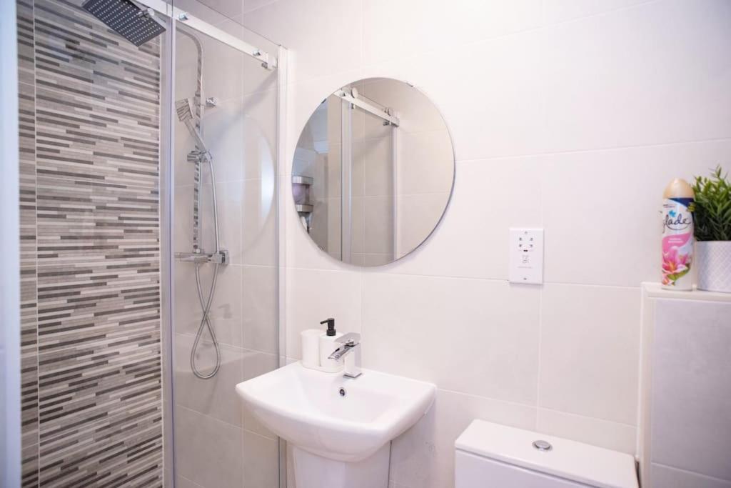 Walnut Luxurious 2-Bedroom With Ensuite - Parking, Netflix, Wifi - Close To Oxford, Bicester & Blenheim Palace كيدلينغتون المظهر الخارجي الصورة